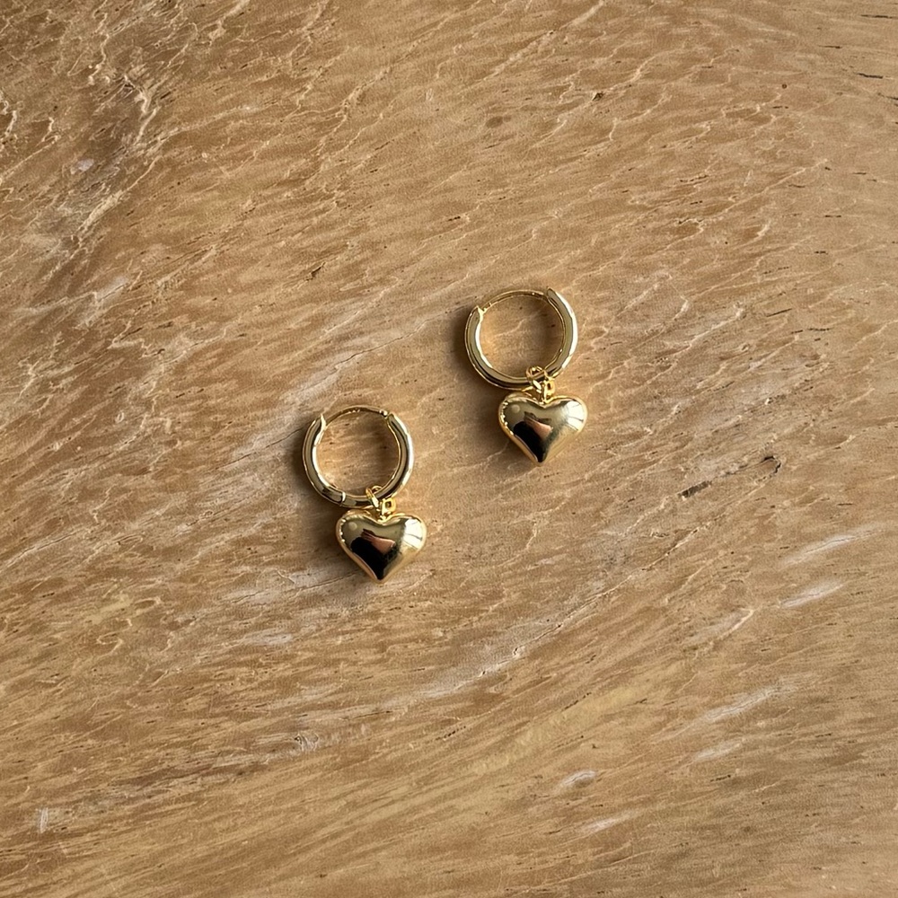 NWOT Goop Gold Plated Puff Heart Huggie Earrings - Picture 2 of 5